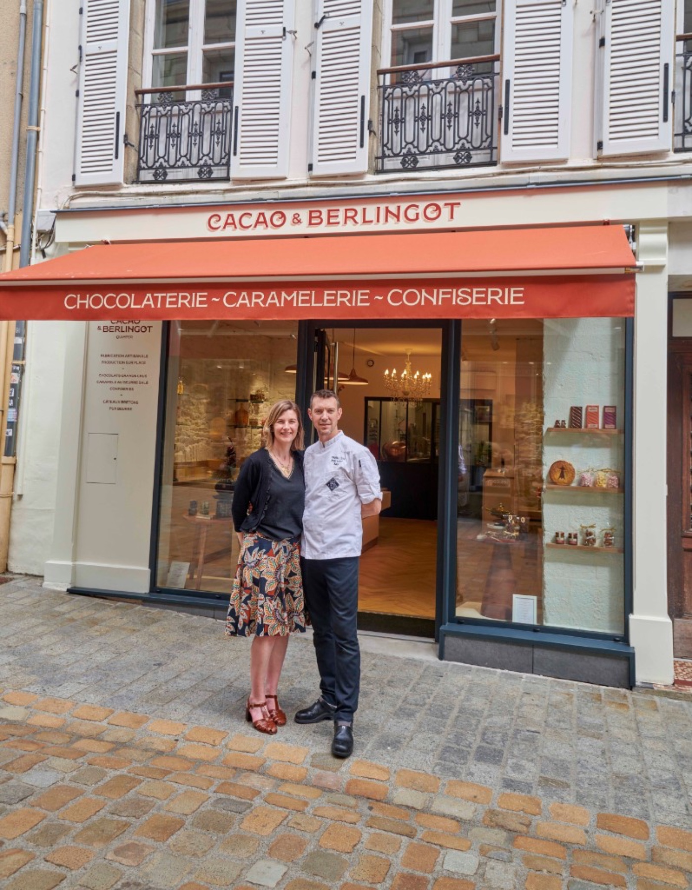 Fanny et Guénaël Le Manchec devant leur boutique Cacao & Berlingot, chocolaterie artisanale à Quimper